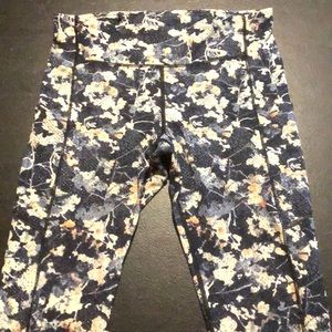 Zip pocket on rear waistband, pocket on side